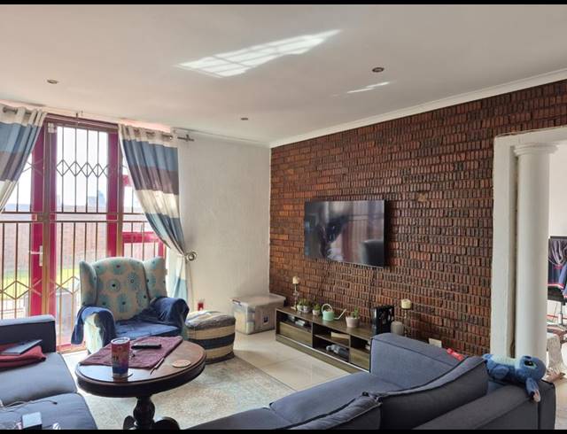 3 BEDROOM TOWNHOUSE FOR SALE IN THE HILL